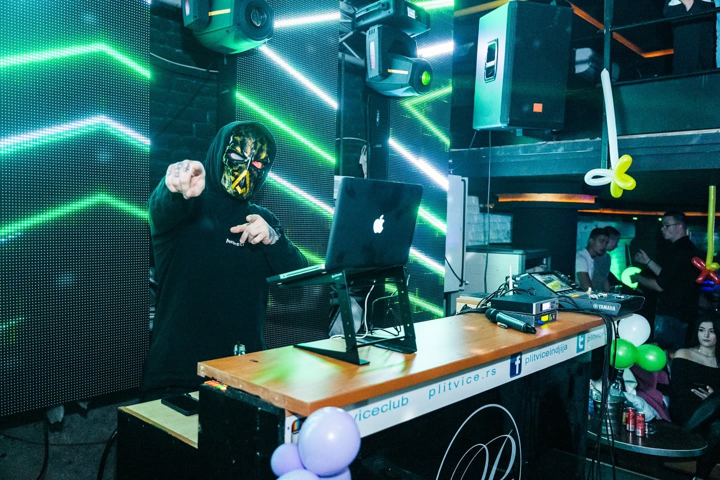 DJ pult pred vrhunac večeri